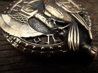 Anhänger Rabe mit Axt und Futhark